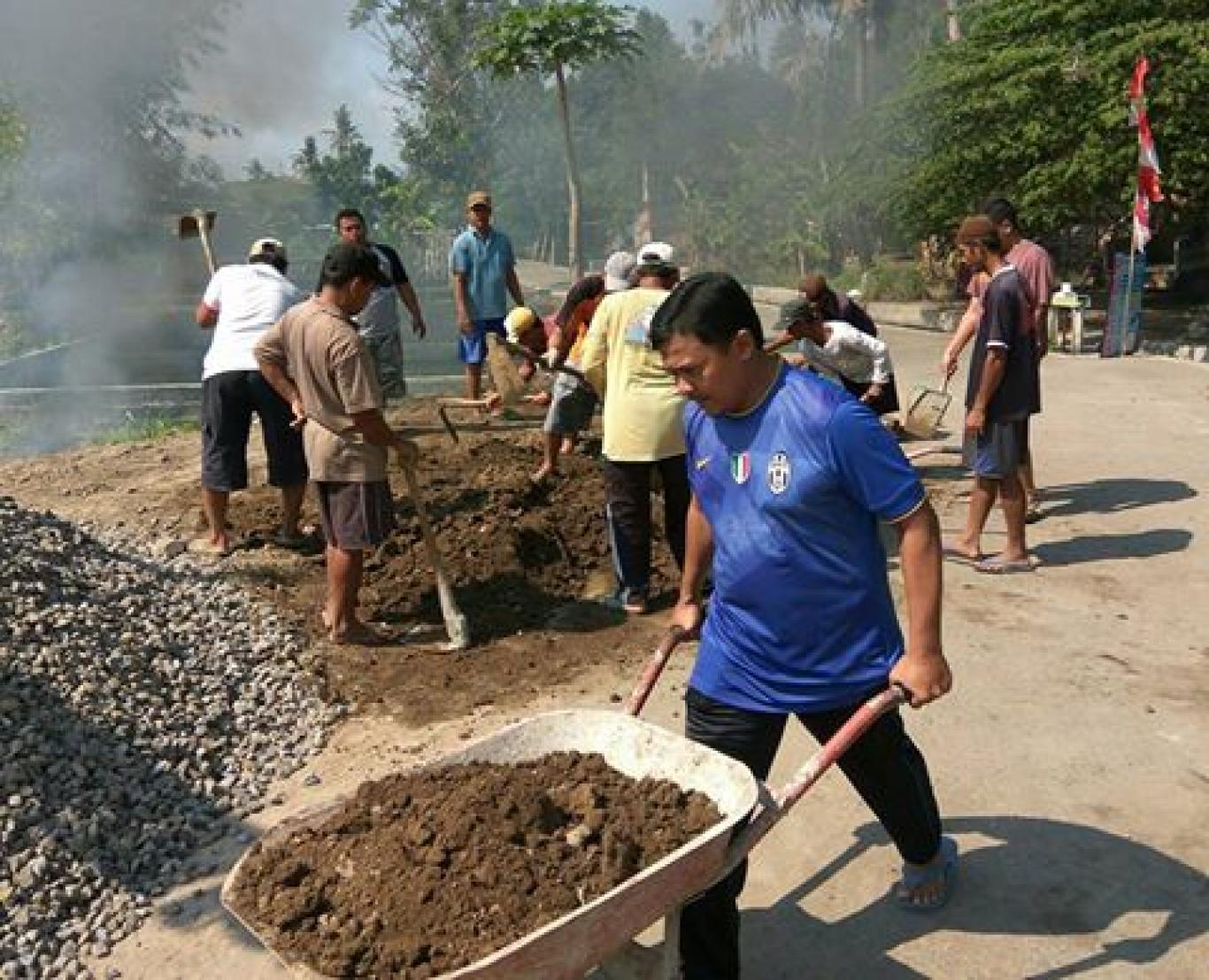 KERJA BHAKTI DUSUN BRAJAN SAMBUT COR JALAN