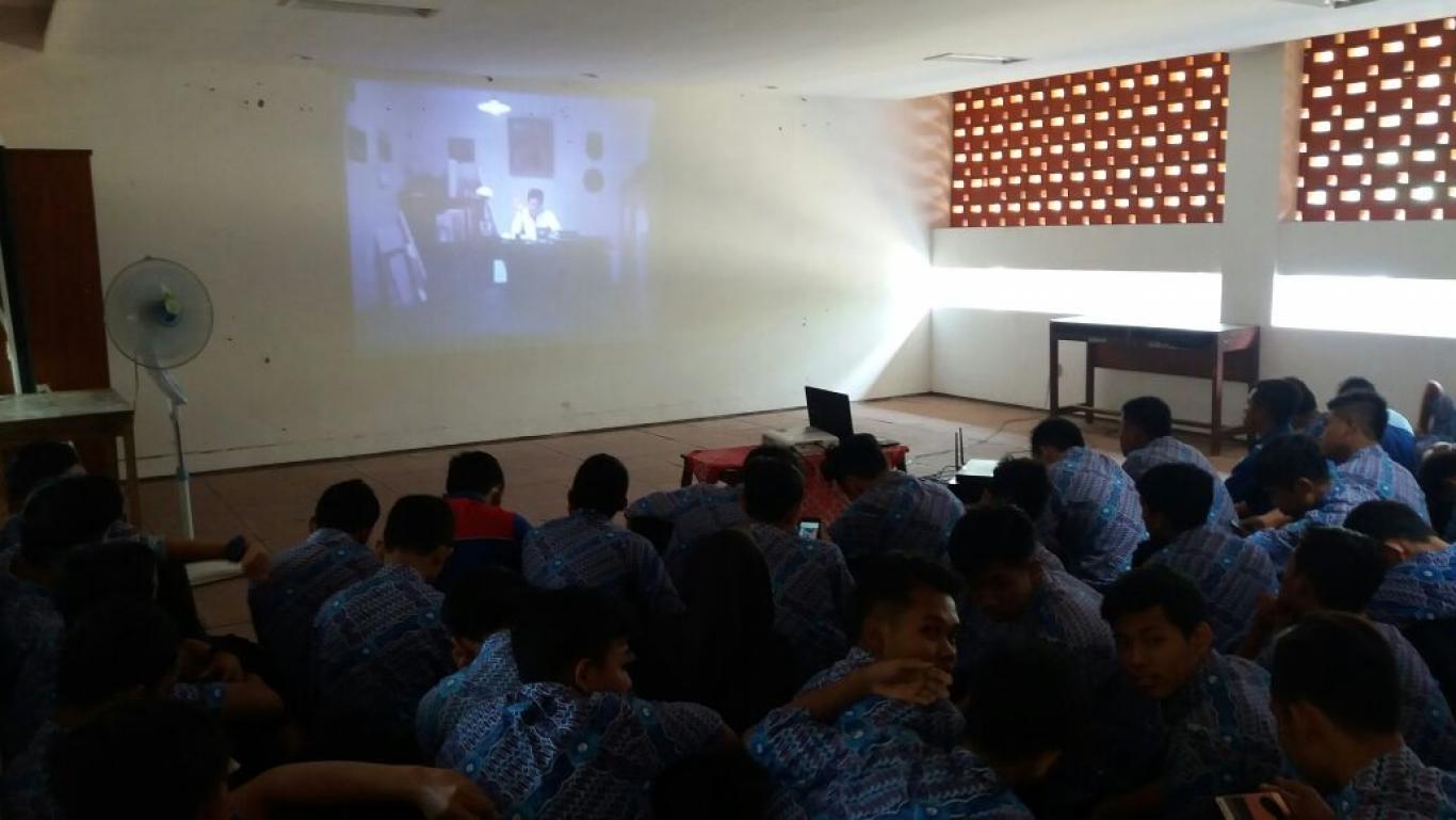 NONTON BARENG FILM G30S/PKI DI SMKN 1 PLERET