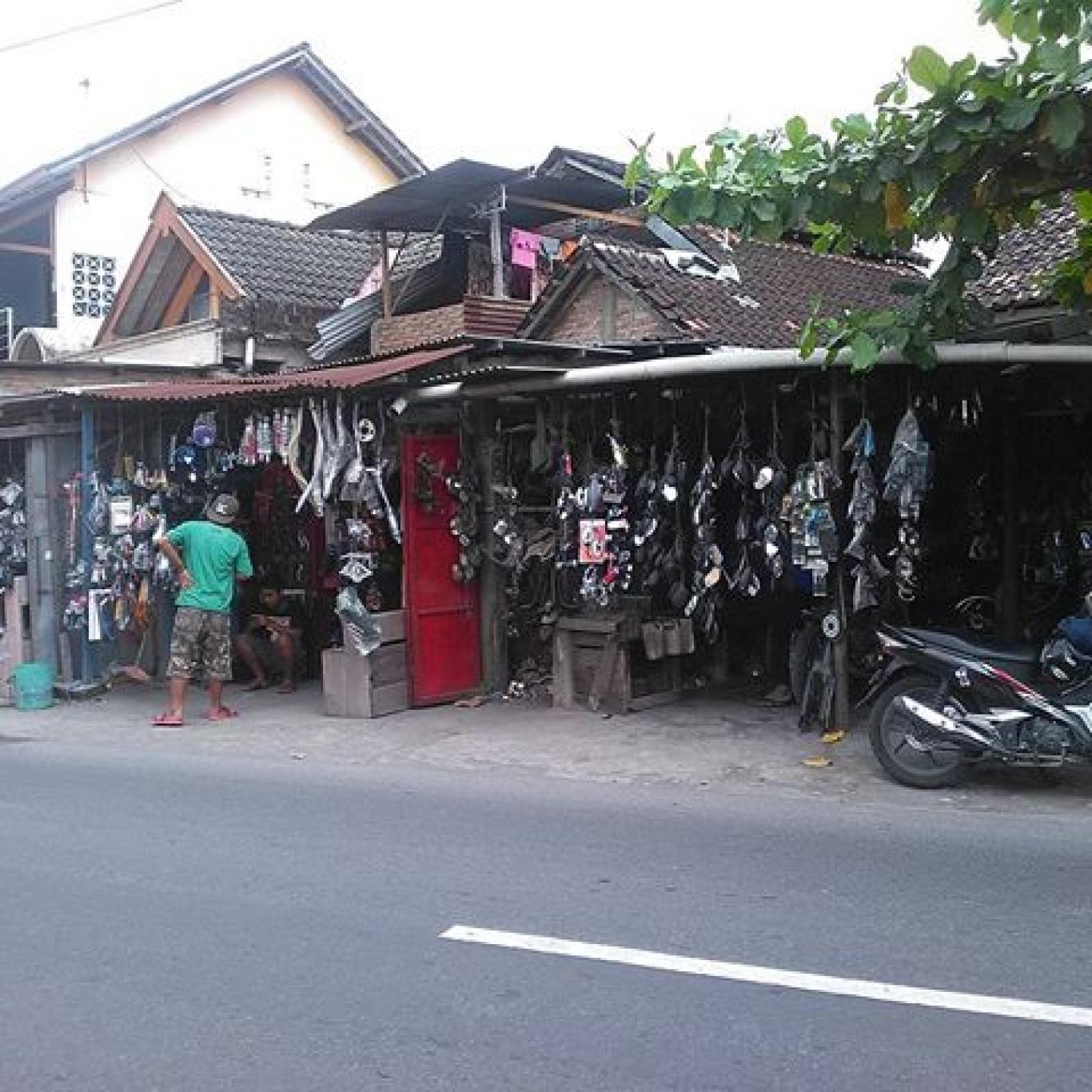 Pusat Onderdil dan Fariasi Sepeda Motor di Wonokromo