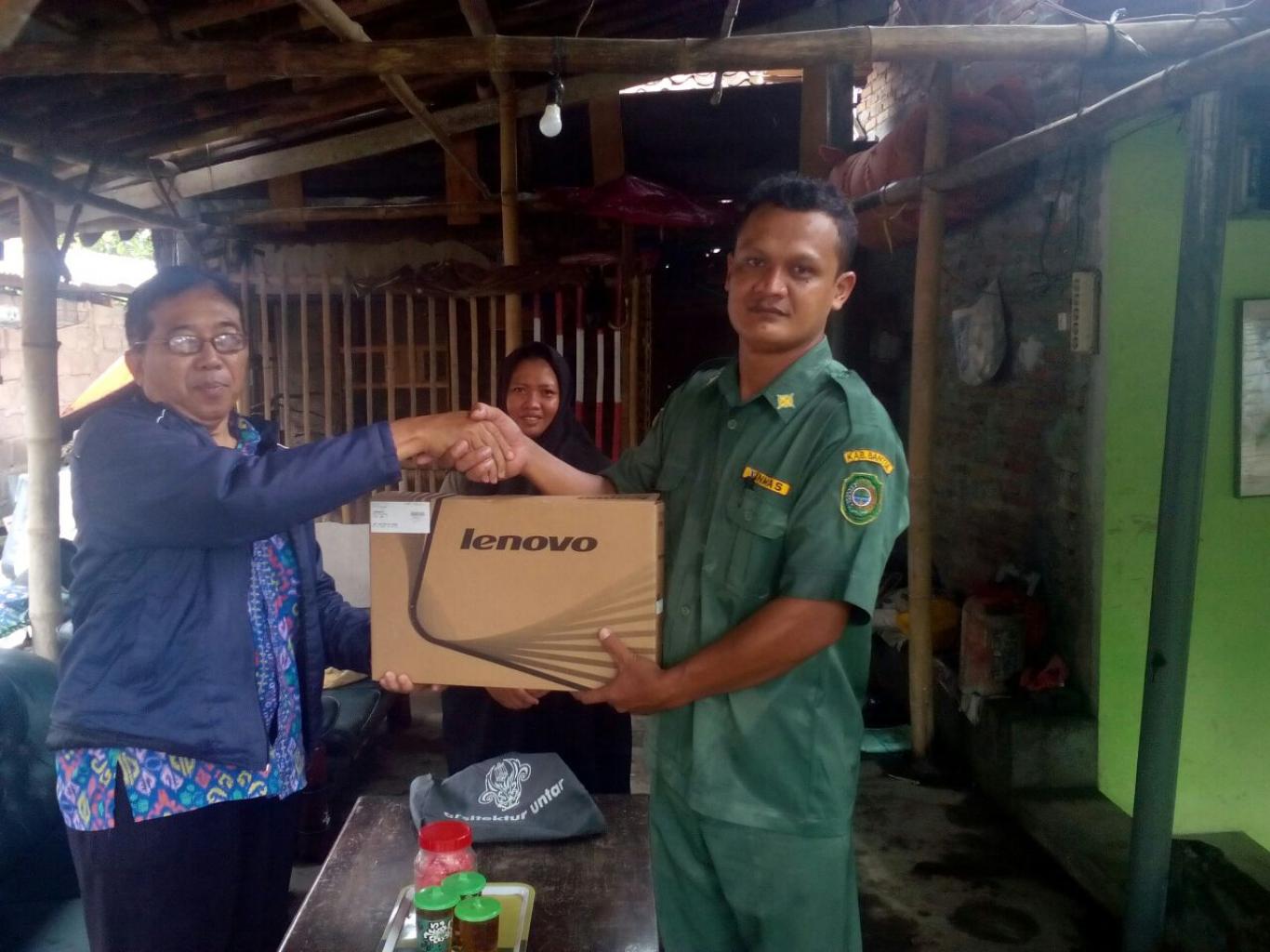 Penyerahan Laptop Dari Pamerti Code DIY Kepada Pamerti Code Desa Wonokromo