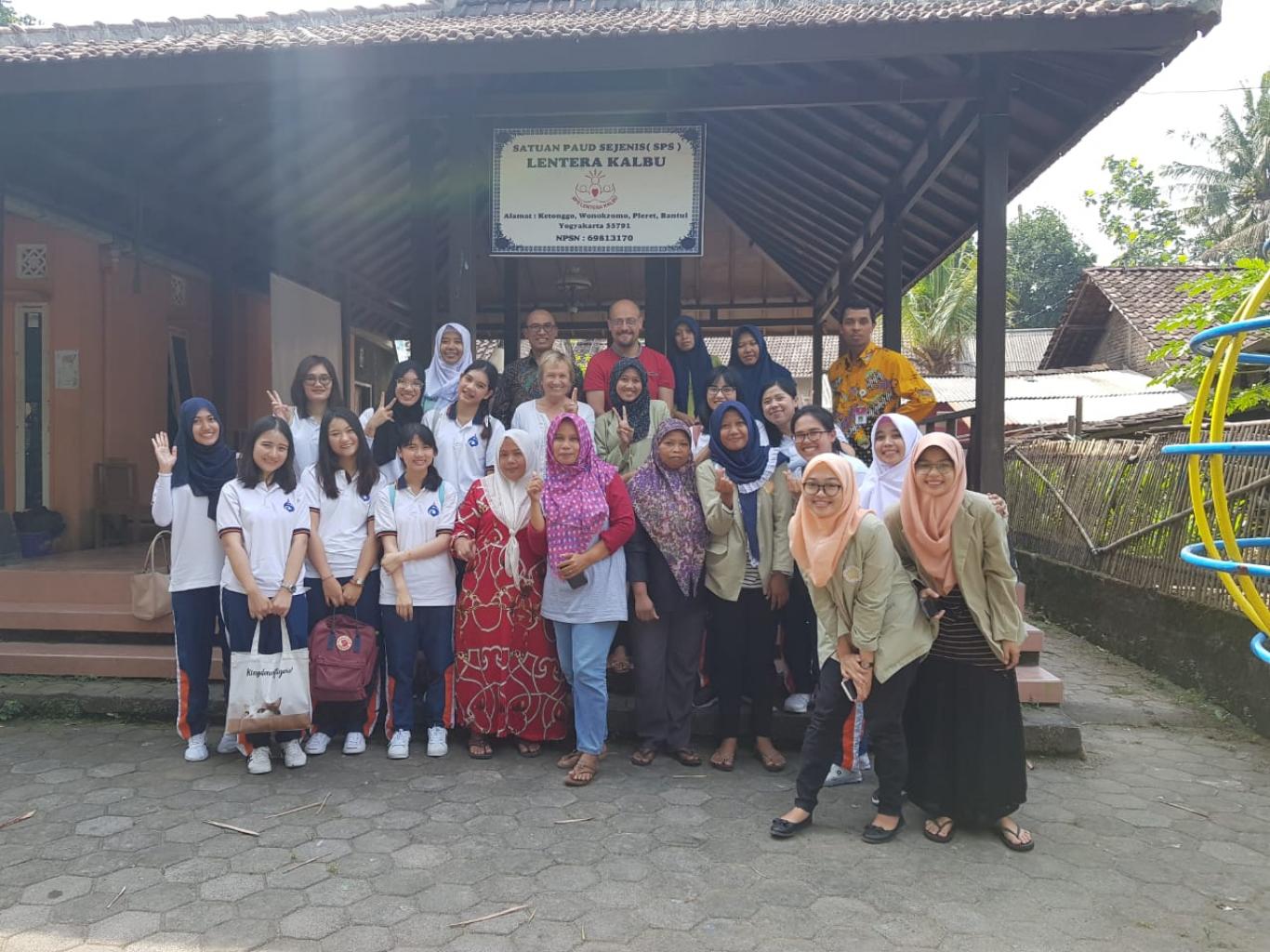 Kunjungan Mahasiswa Mahidol University Thailand dan 2 Dosen  dari Barcelona Spanyol di Dsn Ketonggo