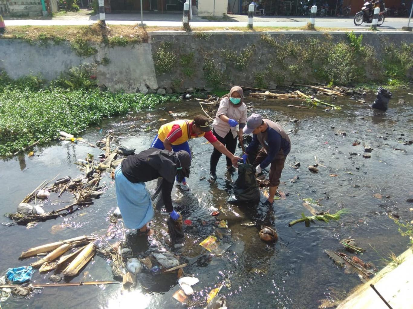 Bersih Sungai dalam rangka World Clean Up Day  di Sungai Code dan Sungai Belik 