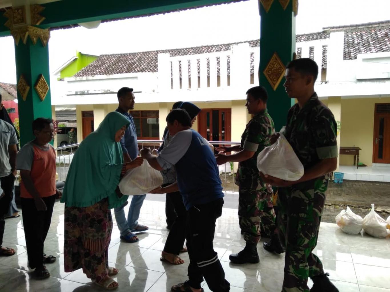 Pemerintah Desa Wonokromo Berikan Bantuan Sembako Kepada Warga Terdampak Banjir