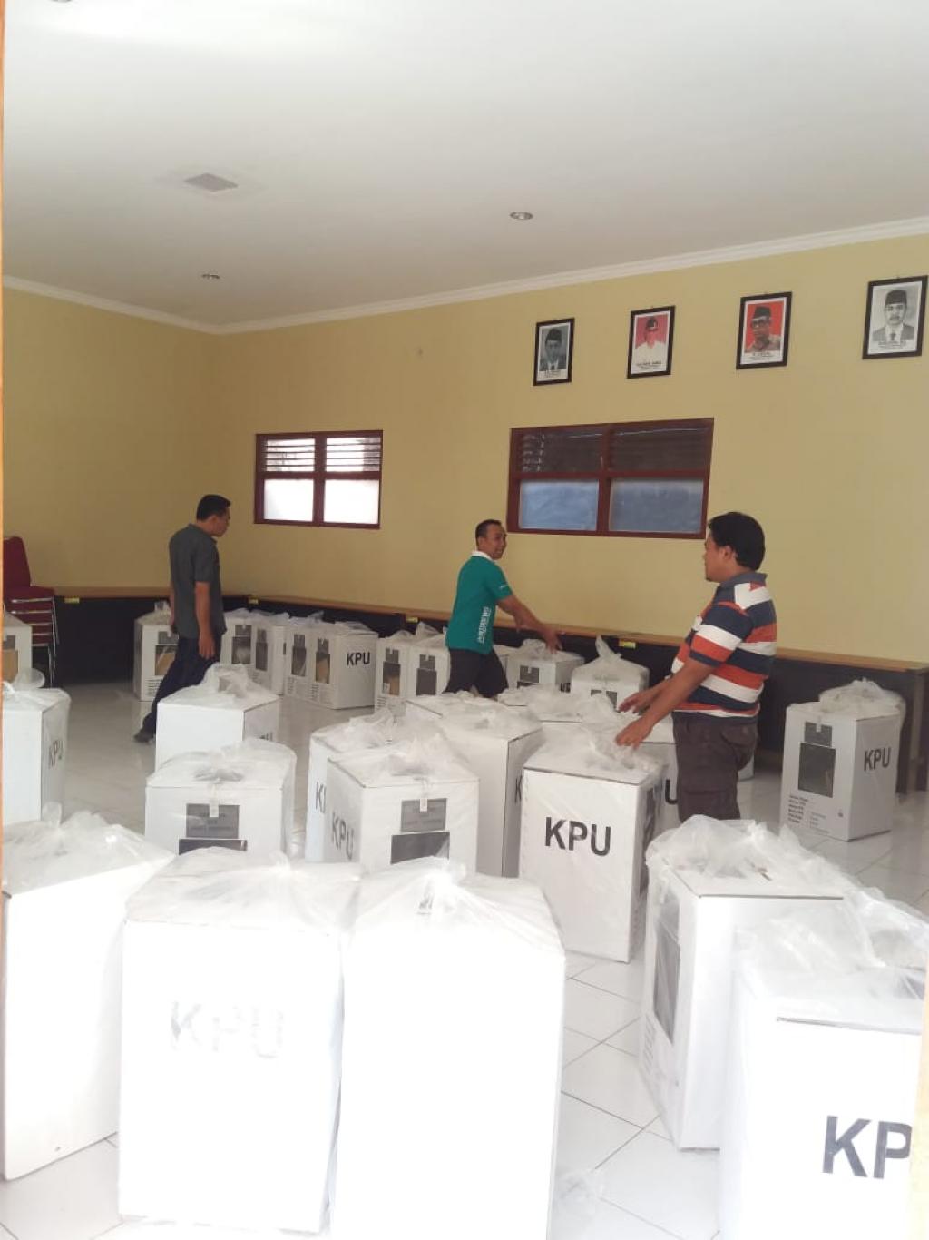Hari ini PPS Desa Wonokromo menerima Logistik Surat Suara dari KPU