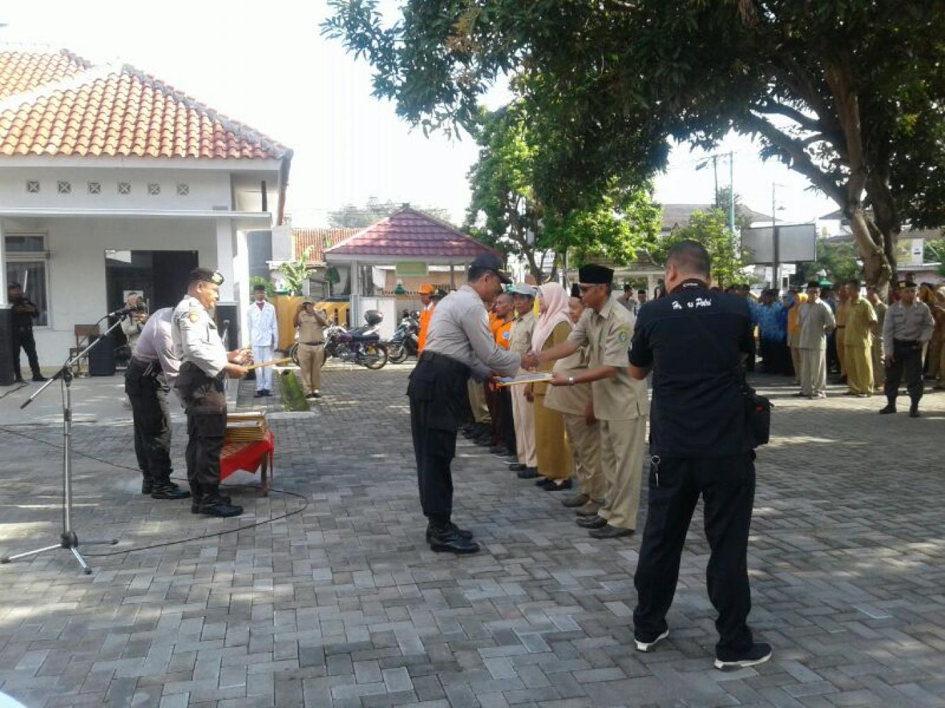 DESA WONOKROMO TERIMA PIAGAM PENGHARGAAN DARI POLSEK PLERET