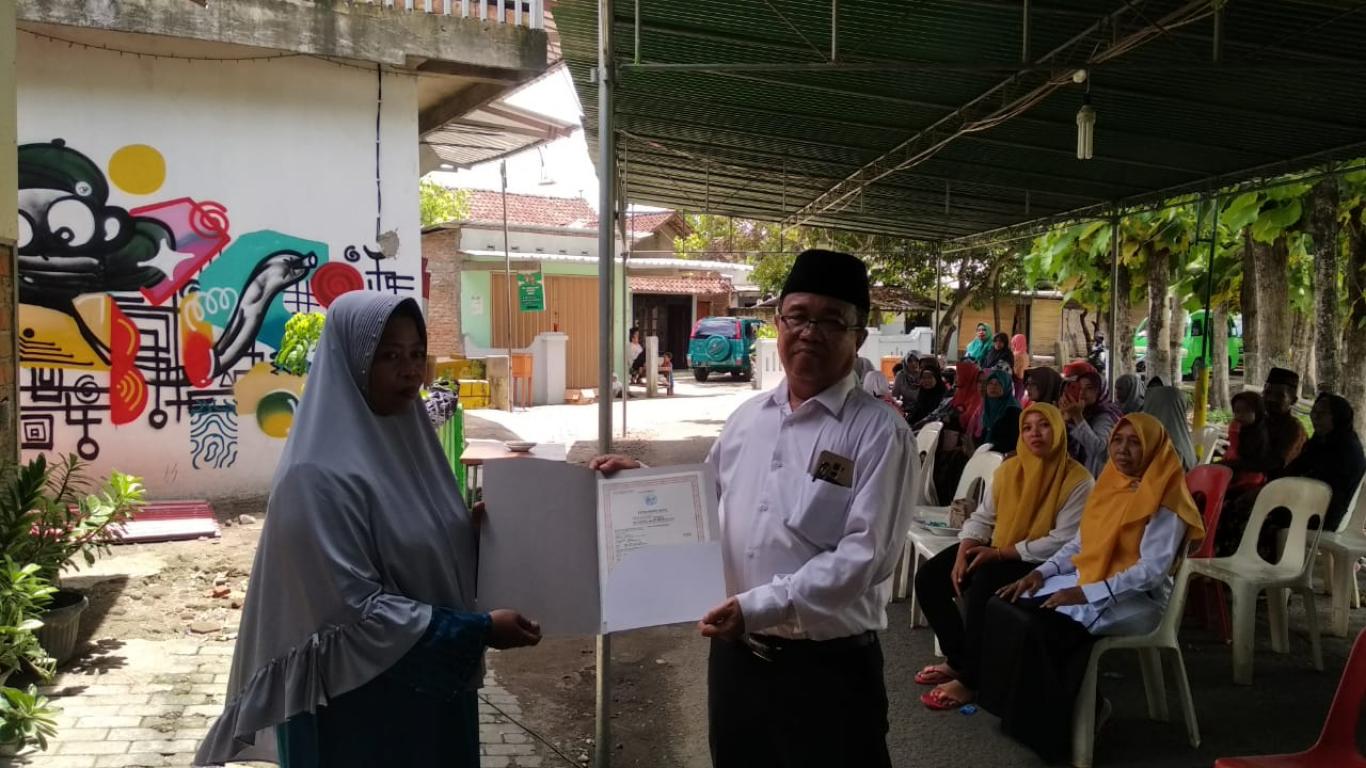 Penyerahan Akta Kematian Almarhumah Suzimah oleh Lurah Desa Wonokromo