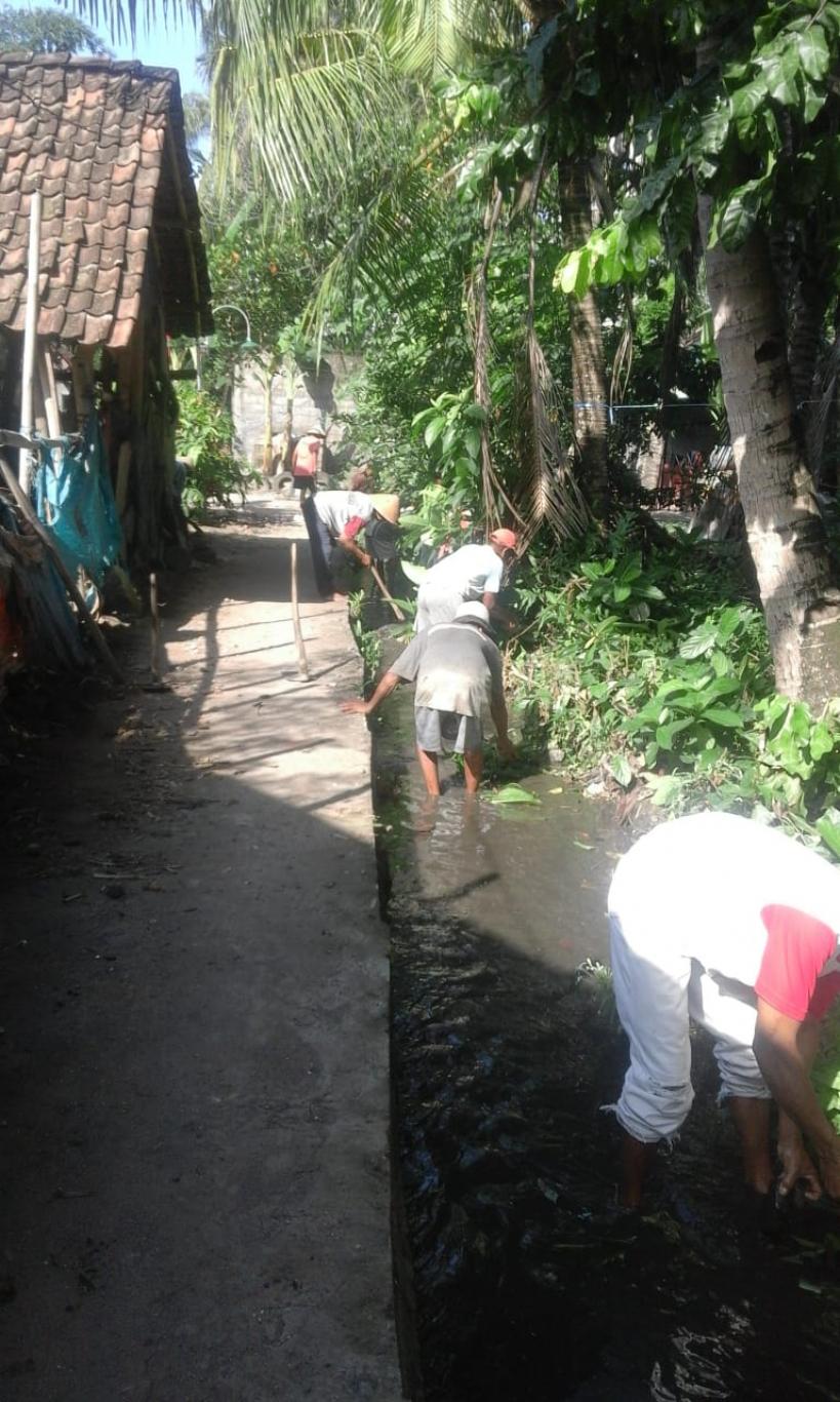 Antisipasi Banjir, Warga Dusun Jati Gotong Royong Bersihkan Parit  