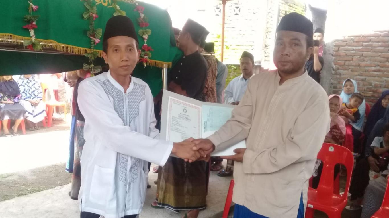 Penyerahan Akta Kematian Almarhum Mujazin diserahkan  Dukuh Brajan 