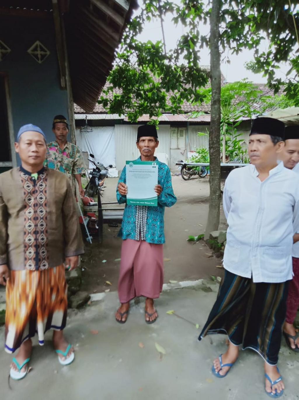 Penyerahan Akta Kematian Almarhum Sarwidi oleh Dukuh Karanganom 