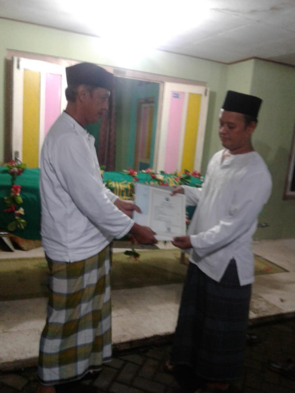 Penyerahan Akta Kematian Almarhumah Siti Zubaidah oleh Carik Desa Wonokromo