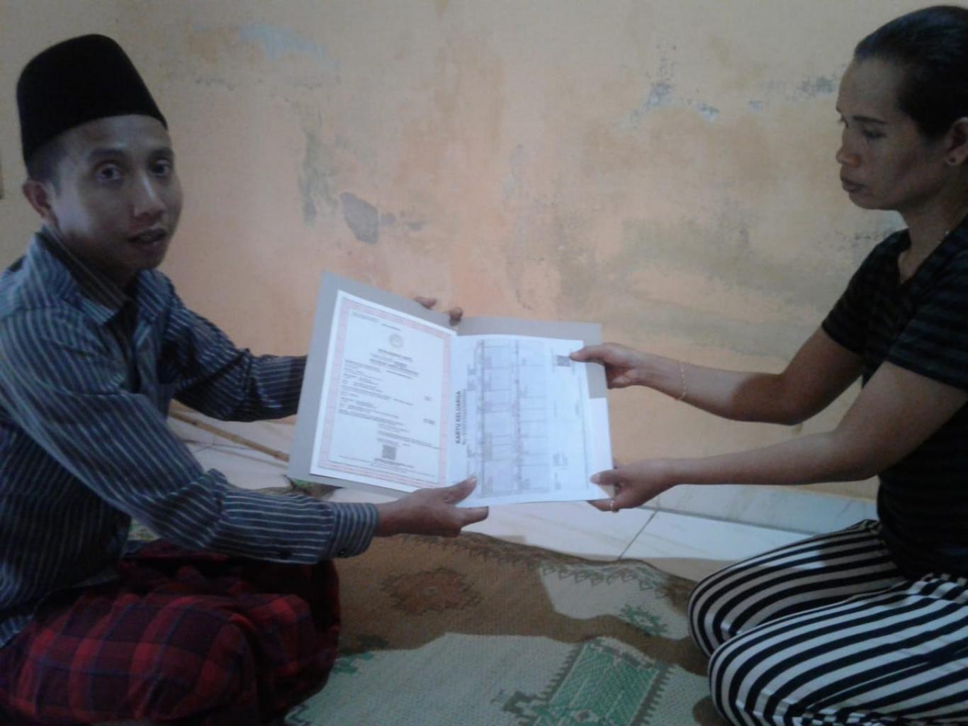 Penyerahan Akta Kematian Almarhum Miftakhul Mujib oleh Dukuh Brajan