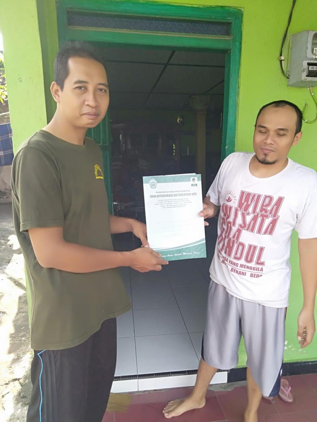 Penyerahan Akta Kematian Almarhum Harjo Utomo oleh Dukuh Pandes II