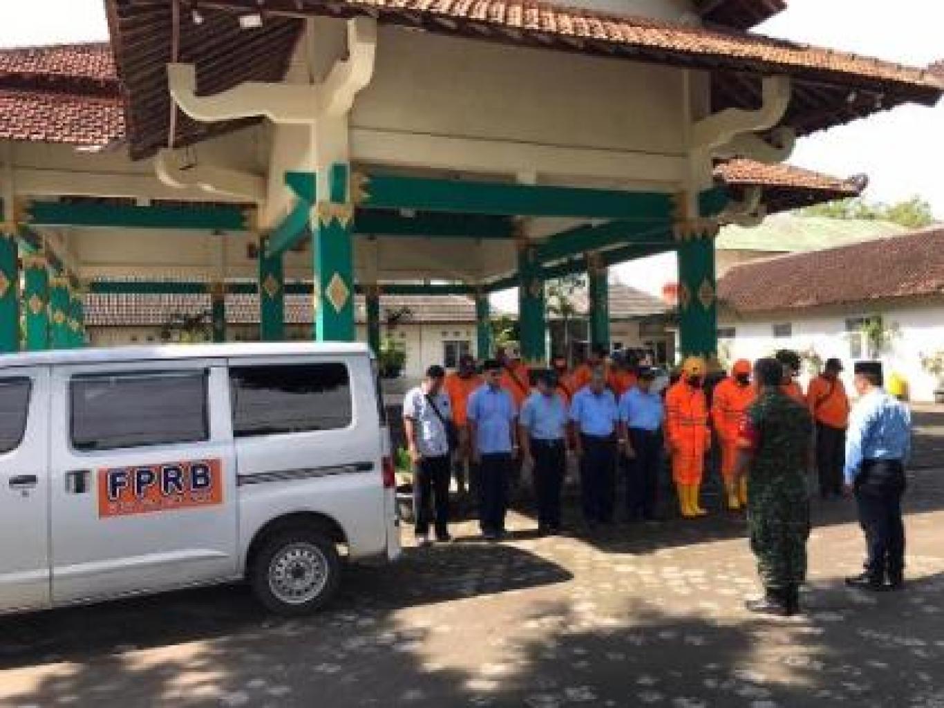 Pemdes Wonokromo Semprot Disinfektan, Cegah Covid-19
