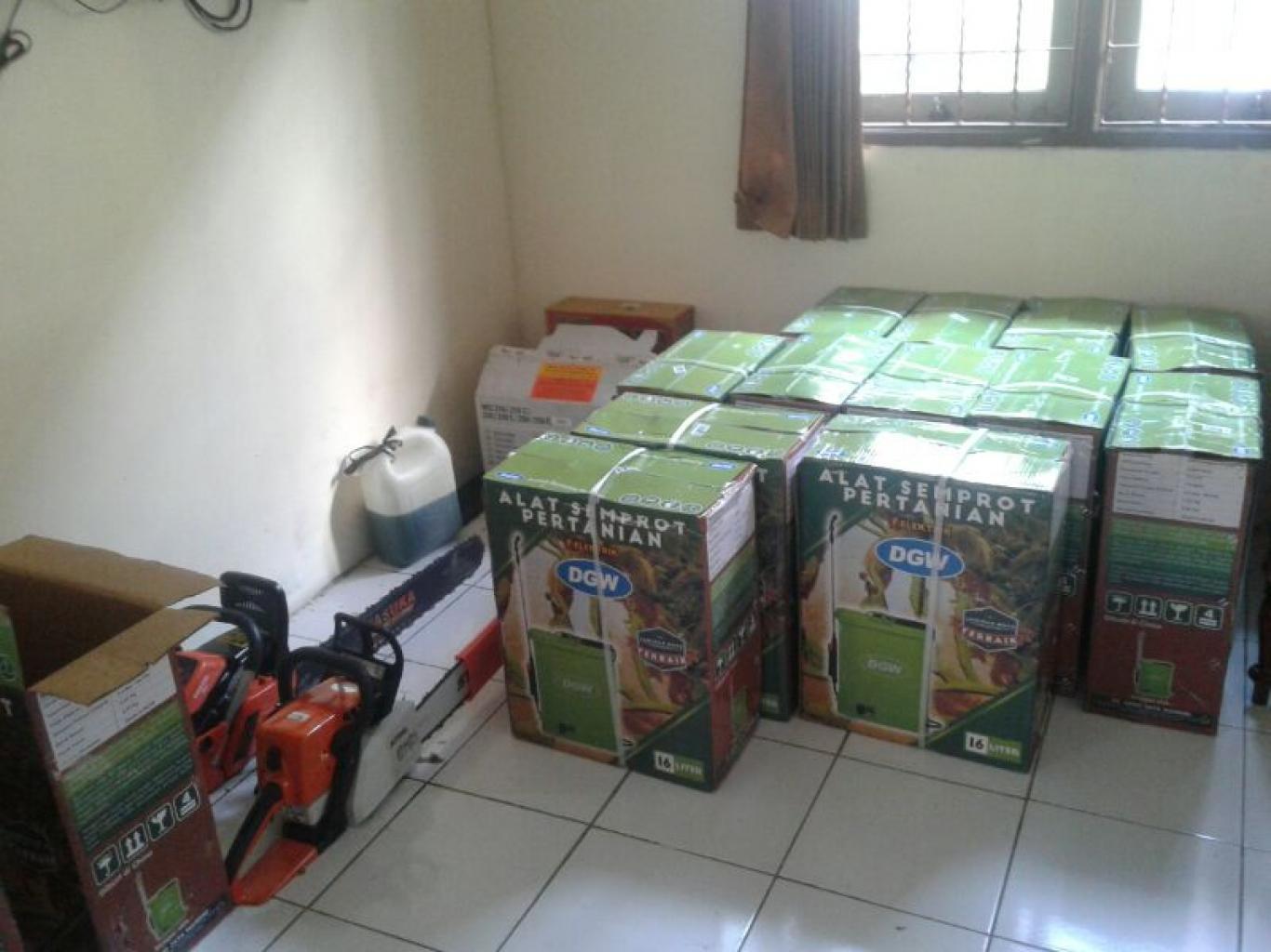 PEMERINTAH DESA WONOKROMO BERIKAN BANTUAN ALAT SEMPROT DISINFEKTAN