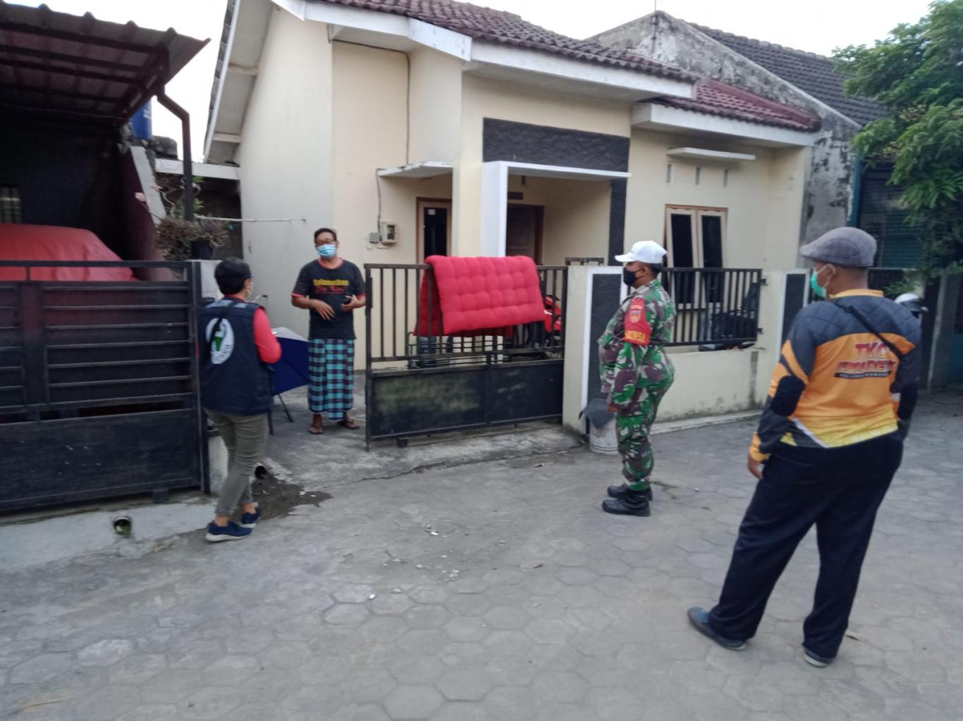 Penyemprotan Desinfektan dan Tracing ke Rumah Warga Isolasi Mandiri