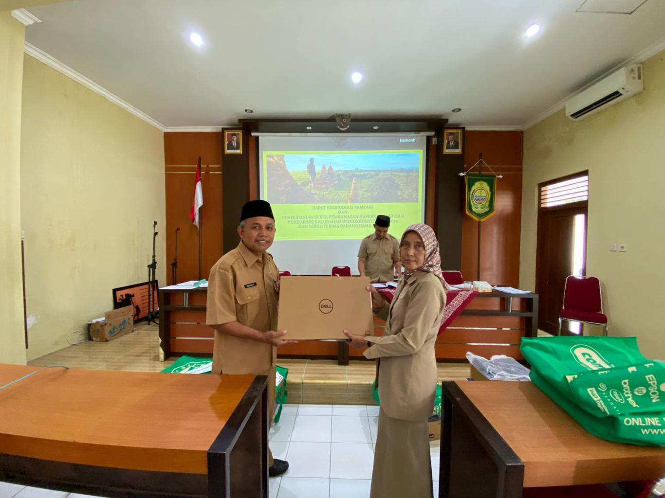 Penyerahan Barang PPBMP Tahap II Kalurahan Wonokromo