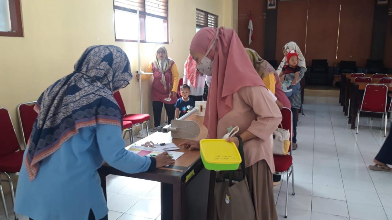 Pemberian PMT Balita Berat Badan Kurang dan Ibu Hamil Risiko Tinggi Kalurahan Wonokromo